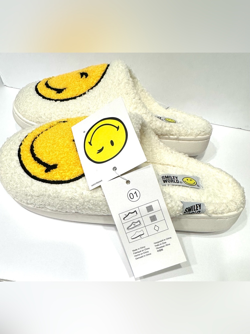 NEW SmileyWorld Women Smiley Face Warm Comfy Soft Slippers (M/L Fits up to US 8) - Picture 4 of 14